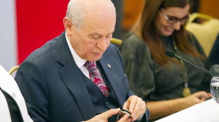 Bah&ccedil;eli&rsquo;den Karıştıranlar İ&ccedil;in &rsquo;bozkurt&rsquo; Ve &rsquo;heavy Metal&rsquo; İşareti