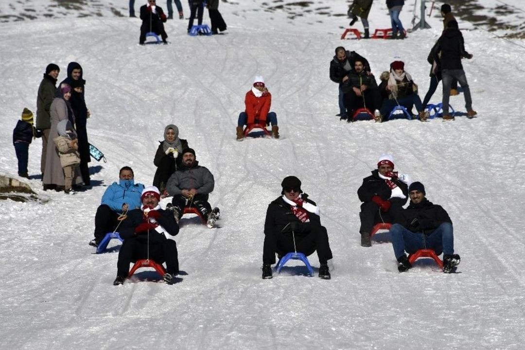 Zigana&rsquo;da Kızak Keyfine G&uuml;m&uuml;şhane Protokol&uuml; De Ortak Oldu