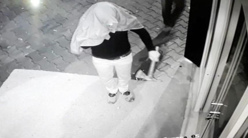 Maskeli Ve Baltalı Hırsızlar &Ouml;nce Kameralara Sonra Da Polise Yakalandı