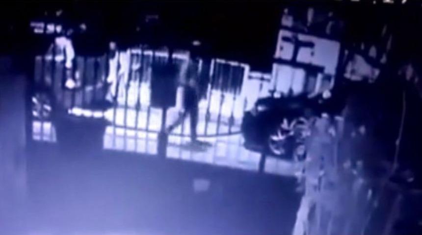 G&uuml;venlik G&ouml;revlisinin Arabasındaki Kelep&ccedil;e, Cop, G&uuml;venlik Montu &Ccedil;alındı