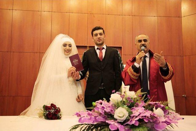 Başkan Aydın’dan Genç Çifte Nikah Sürprizi