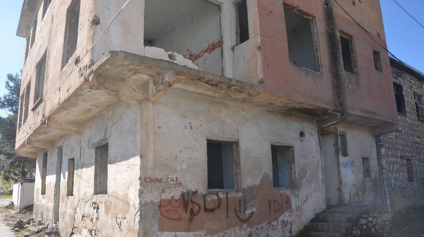 Silvan&rsquo;da Uyuşturucu M&uuml;ptelaları Metruk Binaları Mesken Tuttu