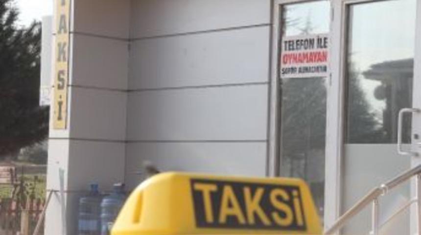 Taksi Durağına &lsquo;telefonla Oynamayan Şof&ouml;r&rsquo; İlanı Astılar