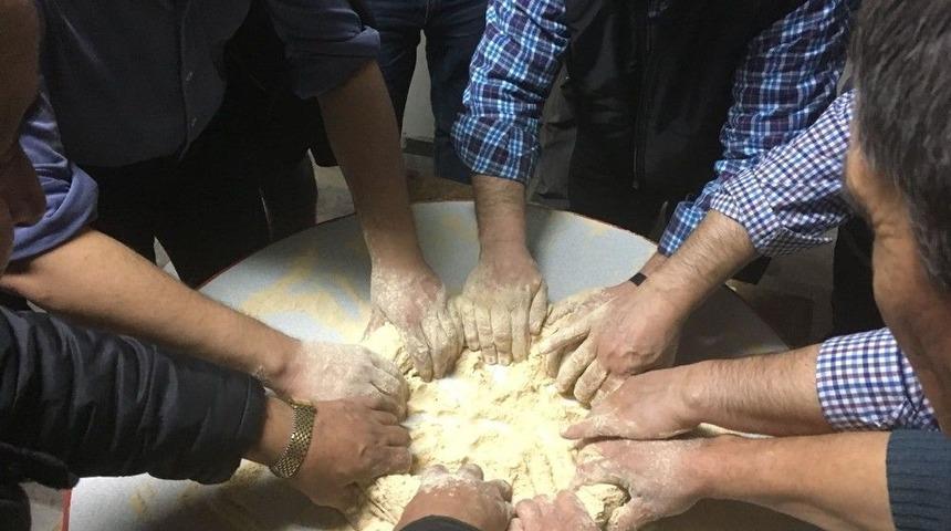 Başkan Kalın Değiş&ouml;renlilerle &rsquo;&ccedil;ekme Helva&rsquo; Yaptı