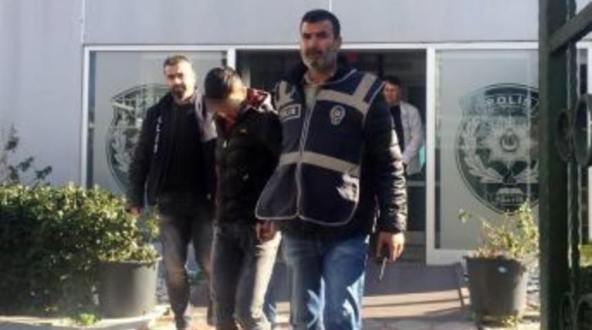 İstanbul Bileti Almak İ&ccedil;in Gen&ccedil; Kadının Telefonunu &Ccedil;almaya &Ccedil;alıştılar