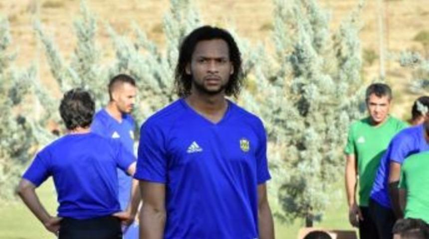 E.yeni Malatyaspor&rsquo;da Kampa Hen&uuml;z Katılmayan Mina Ve Dening&rsquo;e Ceza Verilecek