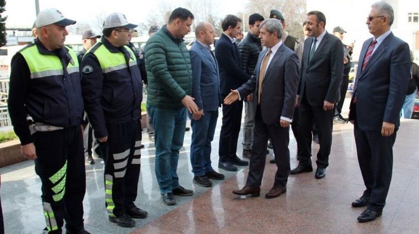 İstifa Eden M&uuml;d&uuml;r İ&ccedil;in Vatandaşlar Emniyet Binası &Ouml;n&uuml;nde Toplandı