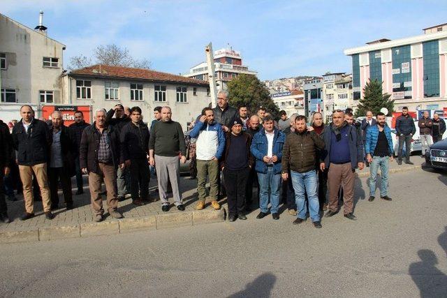 İstifa Eden Müdür İçin Vatandaşlar Emniyet Binası Önünde Toplandı