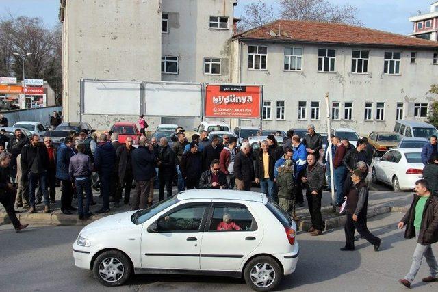 İstifa Eden Müdür İçin Vatandaşlar Emniyet Binası Önünde Toplandı