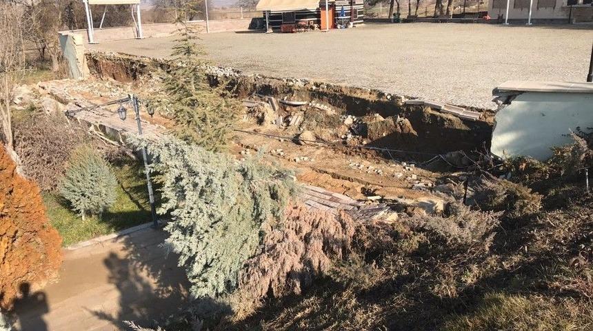 Yunus Emre T&uuml;rbesi&rsquo;nin Bakımsızlığı