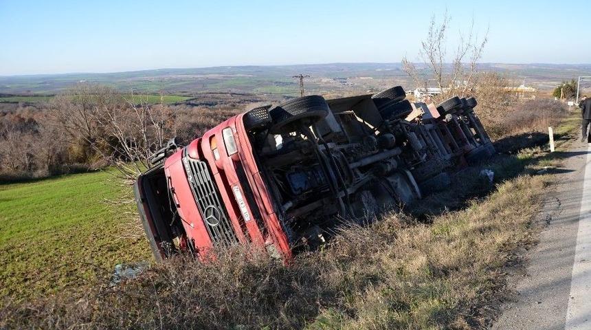 Balya Y&uuml;kl&uuml; Tır Devrildi