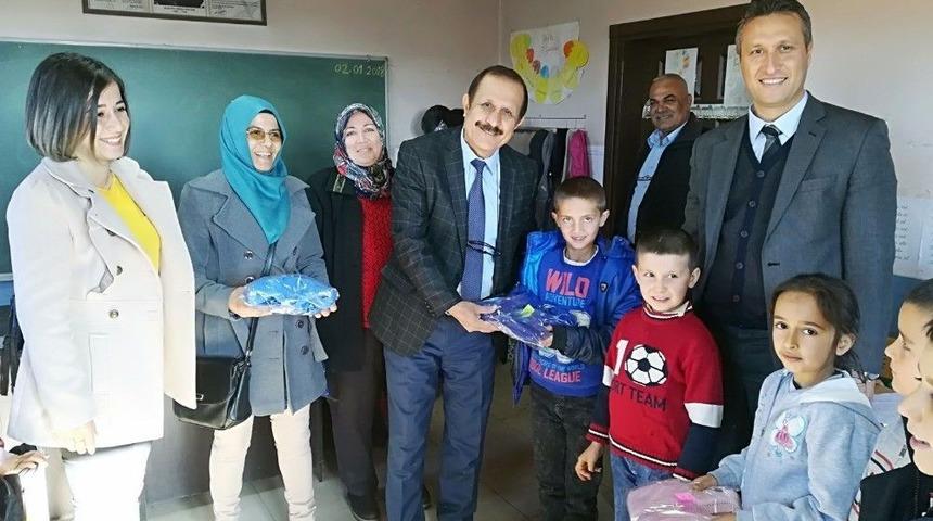 Kozan&rsquo;da Halk Eğitimden &Ouml;ğrencilere Giyecek Yardımı