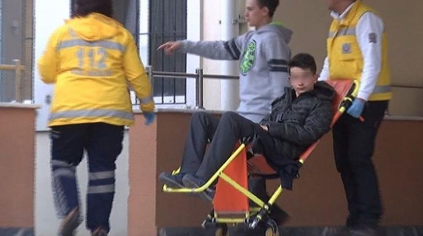 (&ouml;zel Haber) Bah&ccedil;elievler&rsquo;de &Ouml;ğrencilerin Kavgası Kanlı Bitti: 1 &Ouml;ğrenci Yaralı