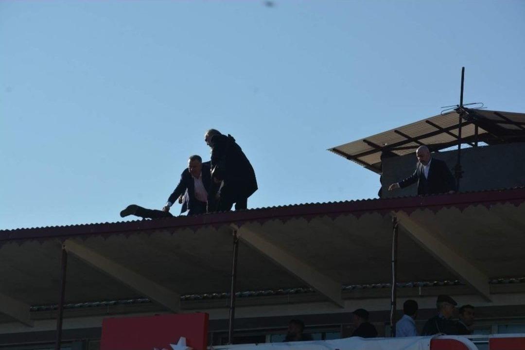 İntihar Etmek İ&ccedil;in &Ccedil;ıktığı &Ccedil;atıda Baygınlık Ge&ccedil;irdi