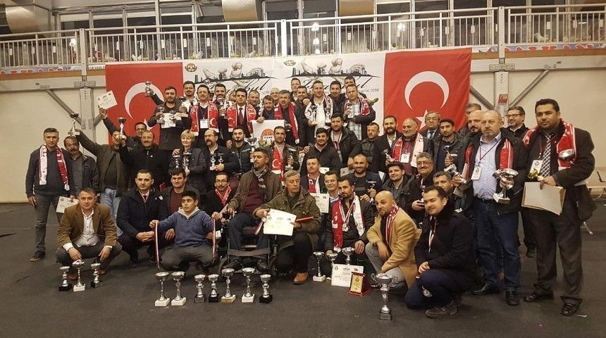 S&uuml;s Tavukları Şampiyonluk Kupalarını Aldı