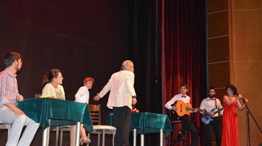 &rsquo;berber&rsquo; Oyunu Efeler&rsquo;de Ayakta Alkışlandı