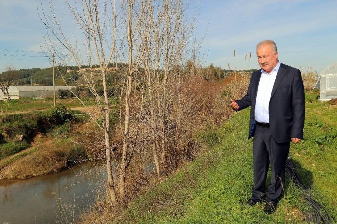 Antalya&rsquo;da &Ccedil;ocukların Anne Sırtında Dereden Ge&ccedil;erek Okula Gitmesi