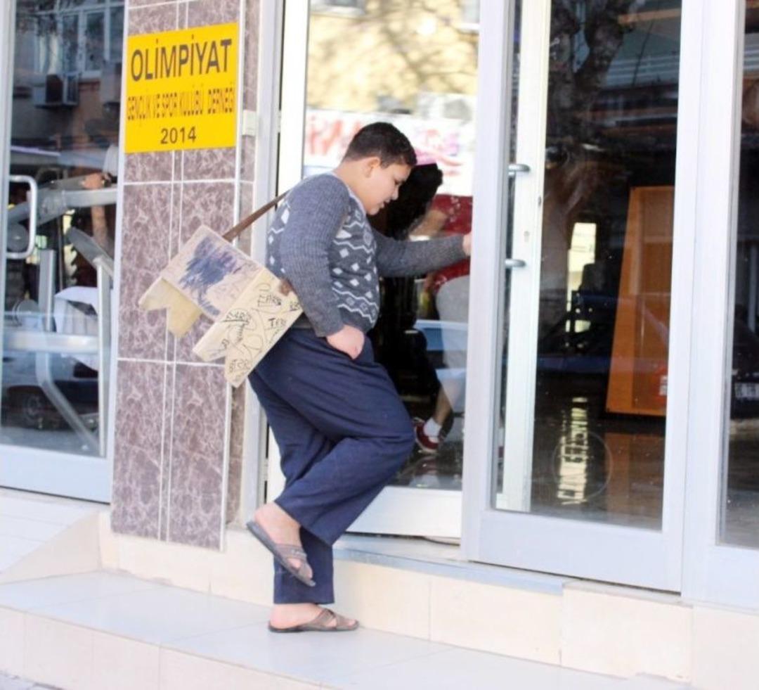 Bakışlarıyla &Ouml;m&uuml;r Boyu İkramiye Kazandı