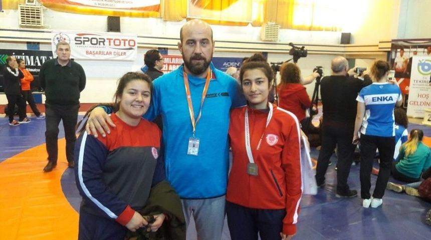 Karesisporlu Bayan G&uuml;reş&ccedil;ilerden B&uuml;y&uuml;k Başarı