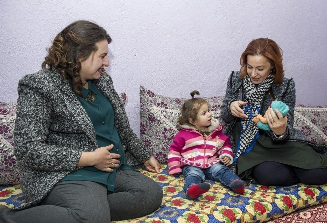 Vali Zorluoğlu&rsquo;nun Eşinden İhtiya&ccedil; Sahibi Ailelere Ziyaret