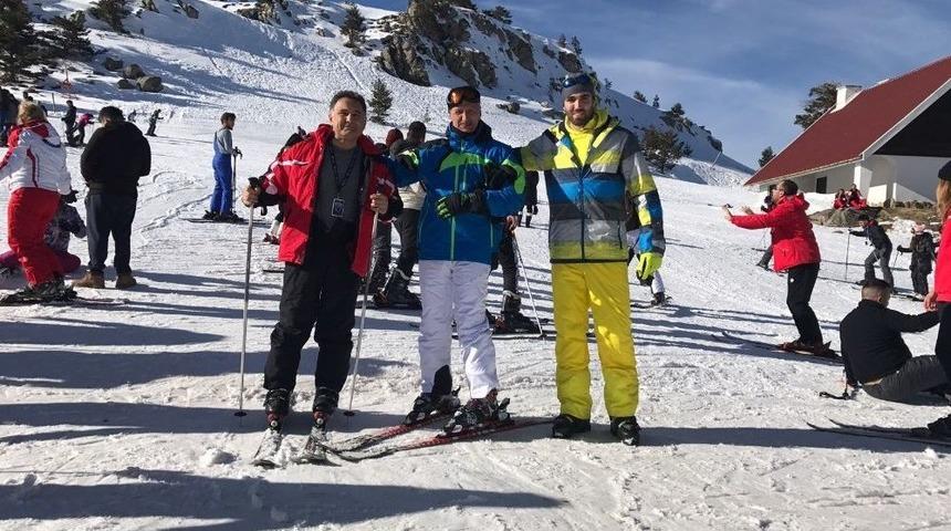 Başkan Dişli, Sa&uuml;&rsquo;l&uuml; Gen&ccedil;lerle Kartalkaya&rsquo;da Kayak Yaptı
