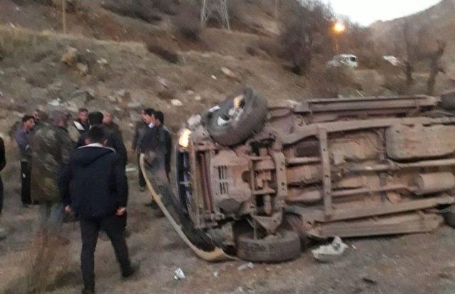 Hakkari-çukurca Yolunda Kaza: 2 Yaralı