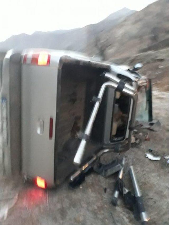 Hakkari-çukurca Yolunda Kaza: 2 Yaralı