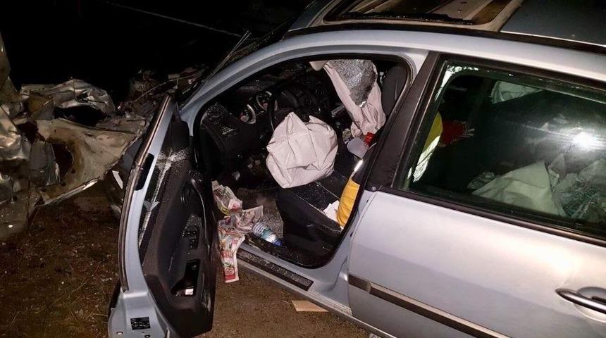 Otomobil Bariyerlere &Ccedil;arptı: 3 Yaralı