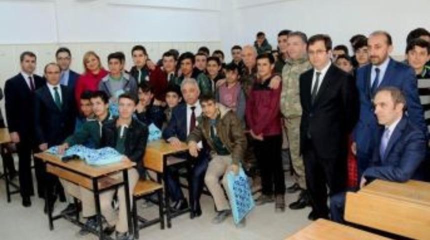 Hakkari&rsquo;de &Uuml;niversite Sınavına Hazırlanan &Ouml;ğrencilere Kitap Desteği