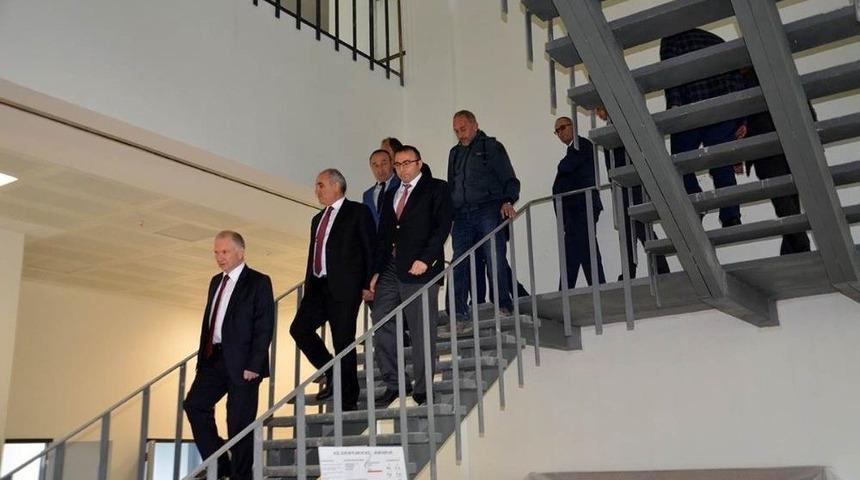 Vali Ceylan &Ccedil;ok Ama&ccedil;lı Salon İnşaatını İnceledi