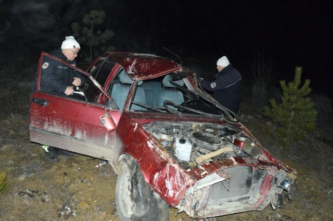 Yoldan &Ccedil;ıkan Otomobil Şarampole Yuvarlandı: 2 Yaralı