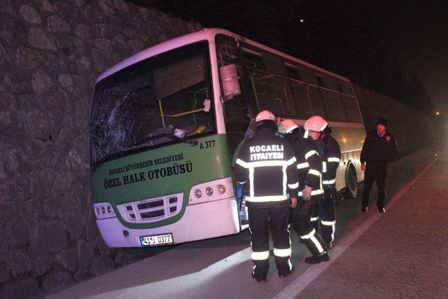 Yolcu Midibüsü Su Kanalına Düştü: 3 Yaralı