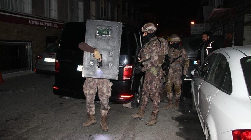 İstanbul&rsquo;da Şafak Vakti 30 Adrese Narkotik Operasyonu
