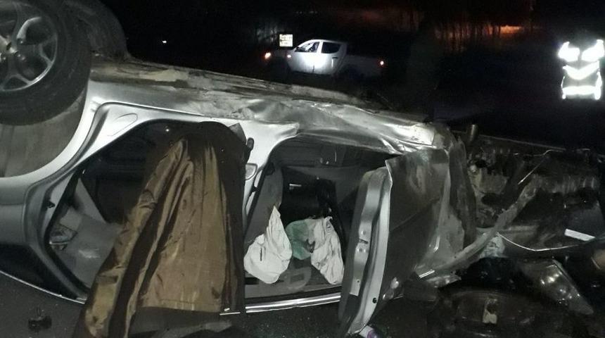 Otomobil Ref&uuml;je &Ccedil;arparak Takla Attı: 3 Yaralı