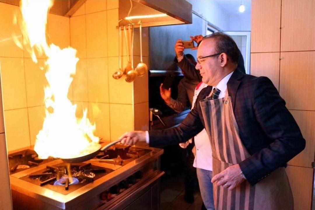 Kaymakam &Ouml;ner 6 &Ccedil;eşit Yemek Pişirdi