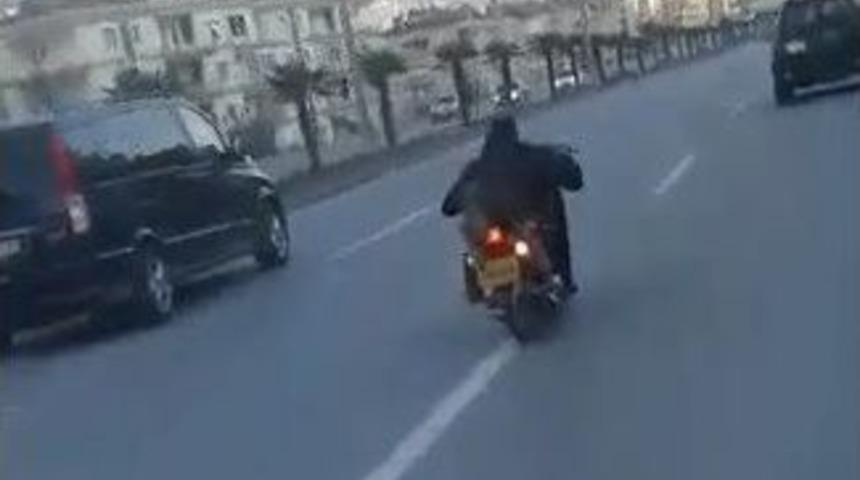 Yatarak Motosiklet Kullandı