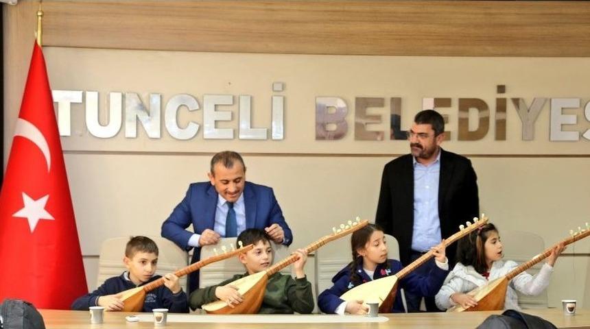 Hediye Bağlamalarla Vali Sonel&rsquo;e M&uuml;zik Dinletisi
