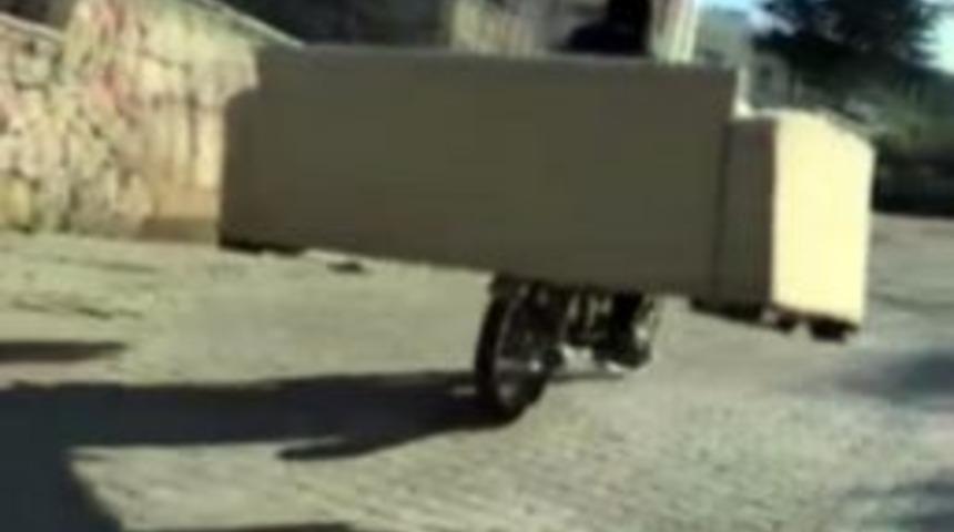 Motosikletle &Ccedil;ekyat Taşıdı