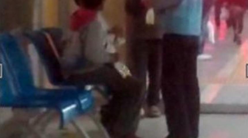 Otob&uuml;s Durağında Bali Partisi