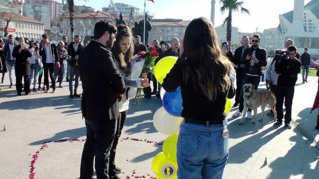 (özel Haber) İlginç Evlenme Teklifi, Vatandaştan Alkış Topladı