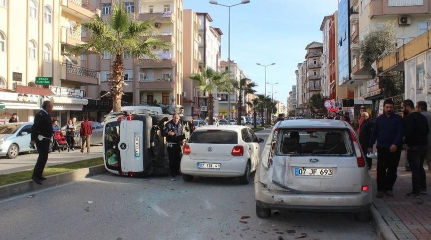 Manavgat&rsquo;ta Cipin &Ccedil;arptığı Ara&ccedil; Devrildi: 2 Yaralı