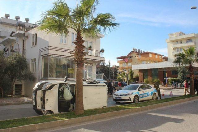 Manavgat’ta Cipin Çarptığı Araç Devrildi: 2 Yaralı