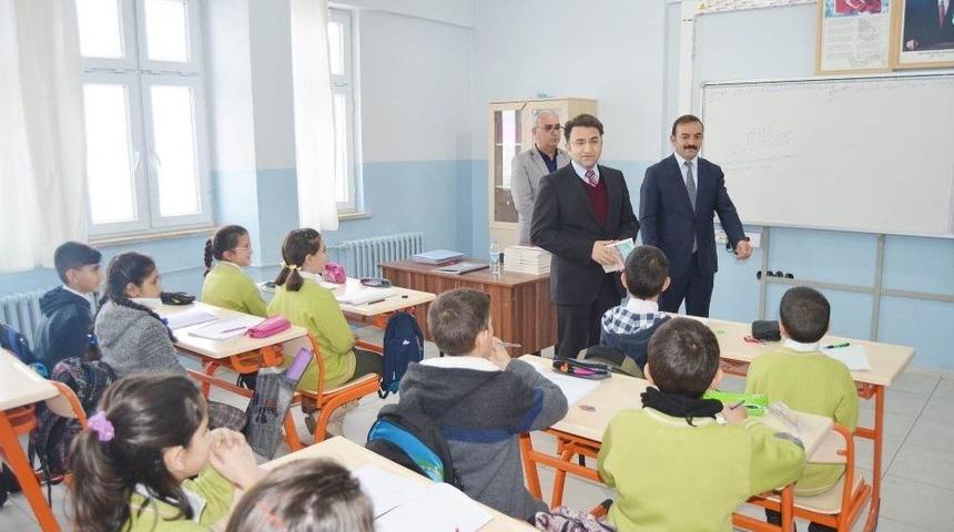 Hozat&rsquo;ta &Ouml;ğrencilere Yardımcı Kaynak Kitap Hediye Edildi