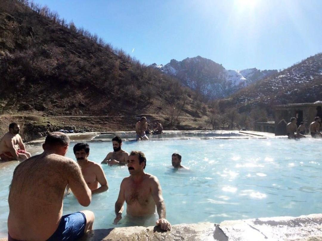 Karlı Dağ Manzaralı Kaplıca Keyfi