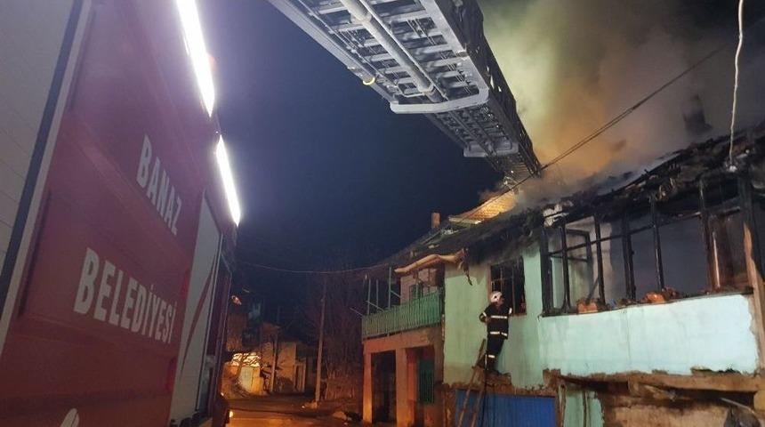 Uşak&rsquo;ta A&ccedil;ık Unutulan Lamba 2 Evi K&uuml;l Etti