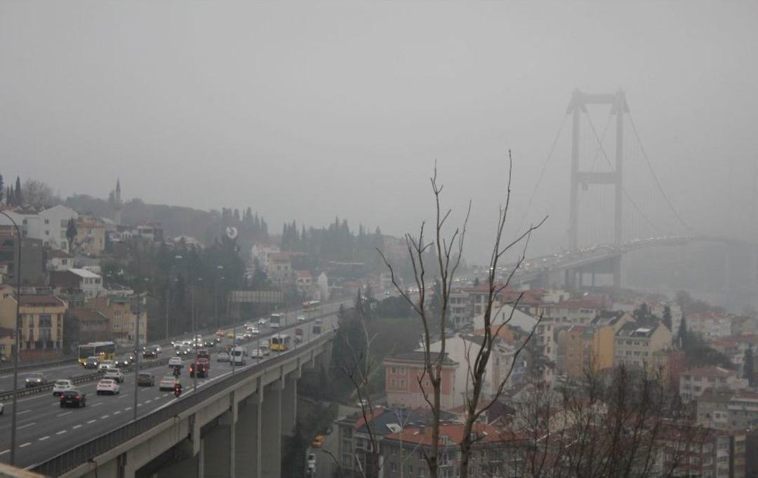 İstanbul&rsquo;da Etkili Olan Sis Kartpostallık G&ouml;r&uuml;nt&uuml;ler Oluşturdu