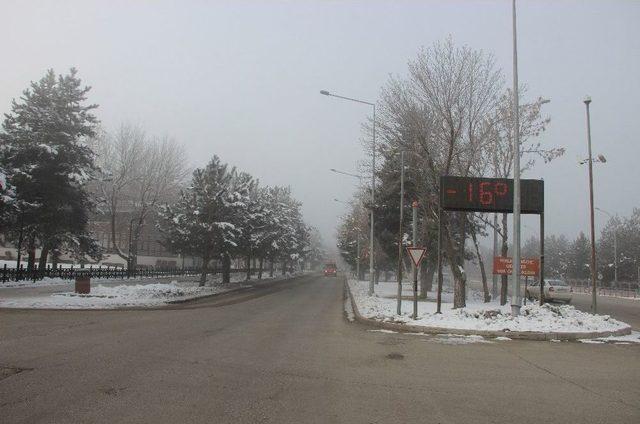 Erzurum Dondu: Eksi 25 Derece