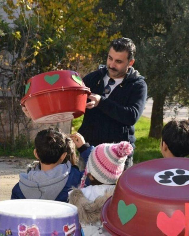 Minicik Elleriyle Kedi Evi Yaptılar