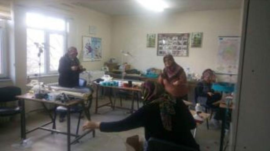 Kursta Yaptıkları İlk Atkıları Mehmet&ccedil;iğe Hediye Ettiler