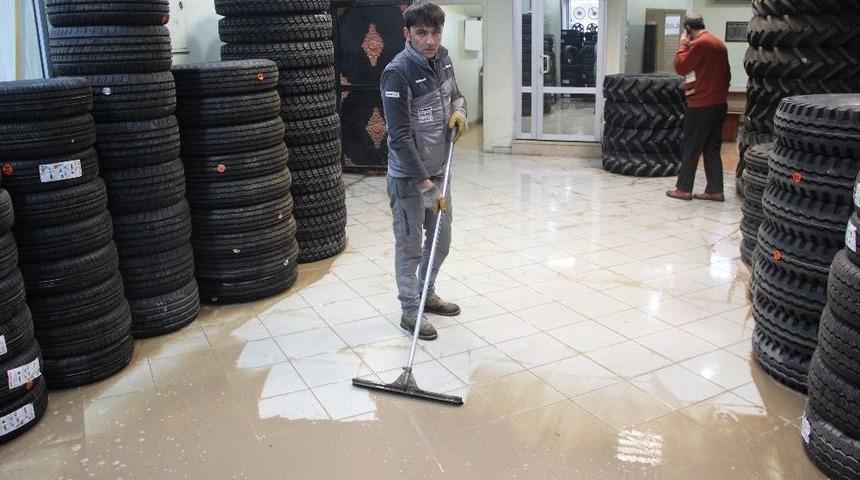 Şebeke Borusu Patladı, D&uuml;kkanlar Sular Altında Kaldı